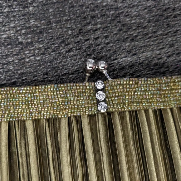 Elegant Green Pleated Clutch - Picture 2 of 5